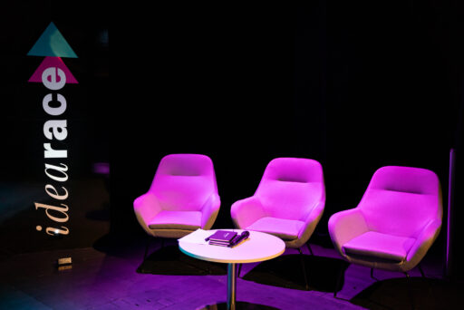 Idearace tyhjät tuomariston penkit