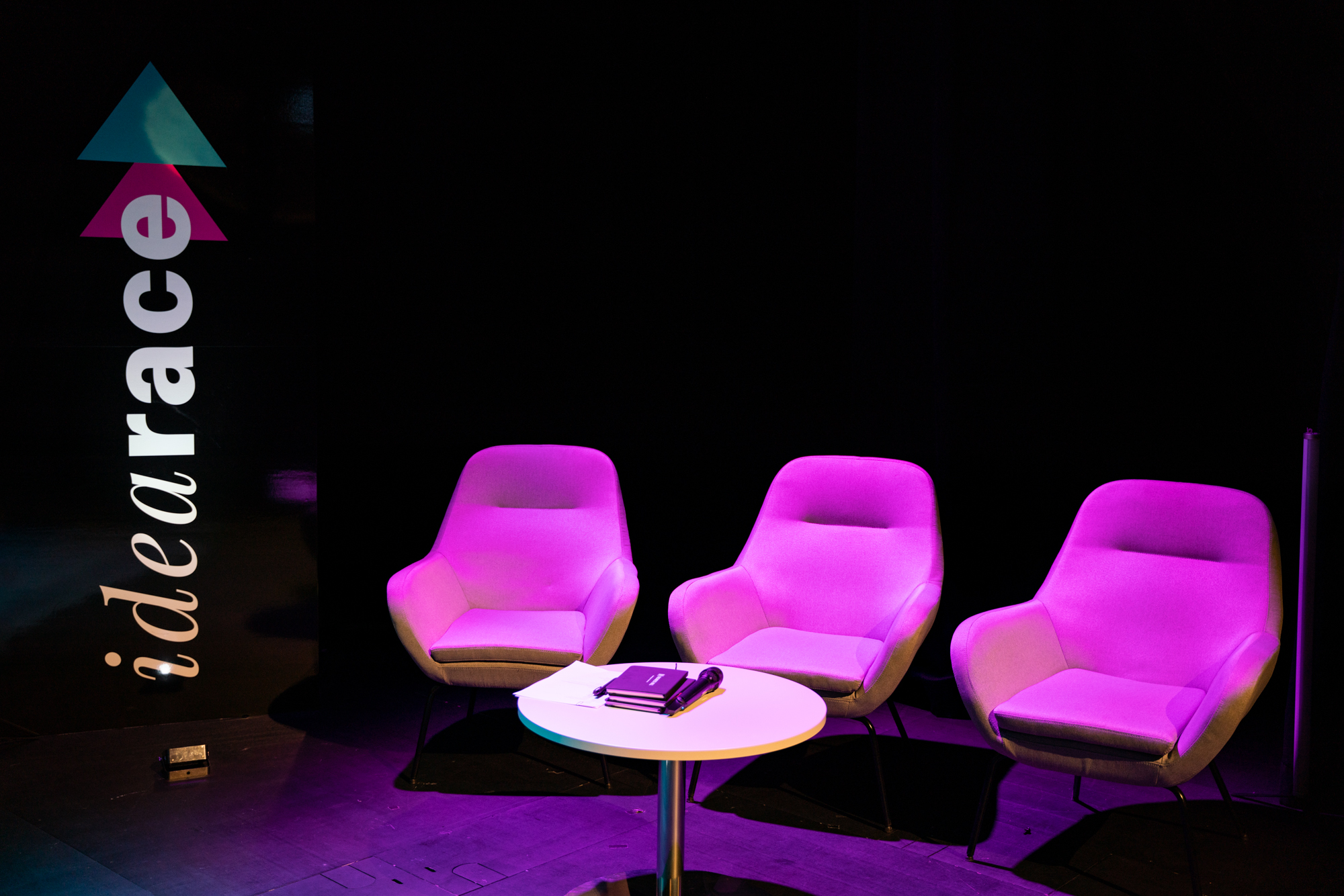 Idearace tyhjät tuomariston penkit