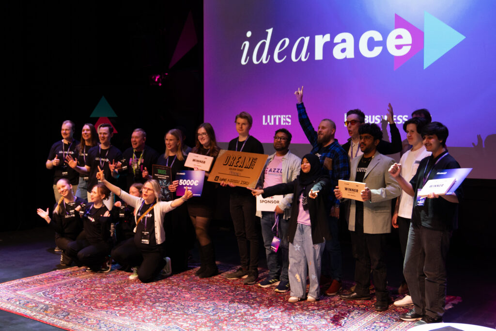 Idearace finaalin päätös. FInalistit ja järjestäjät lavalla 